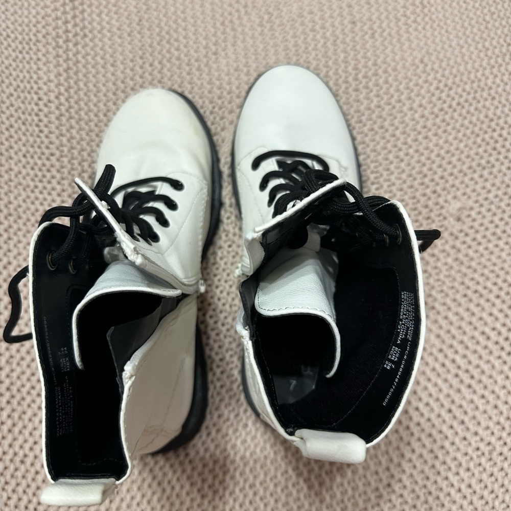 Time and Tru White Size 7 Boots